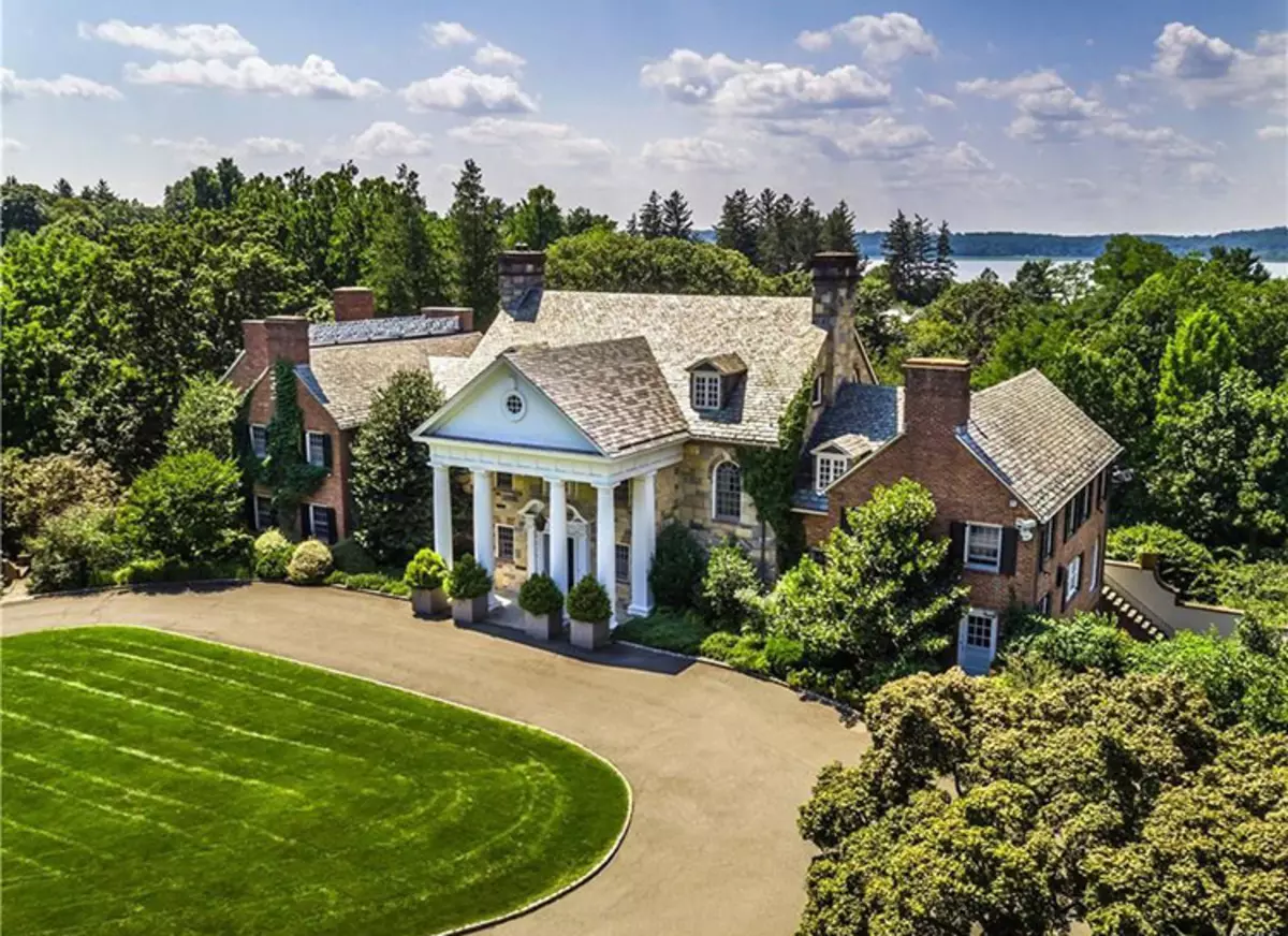 Do not live beautifully: Catherine Zeta-Jones and Michael Douglas spent a tour of her mansion 41487_2