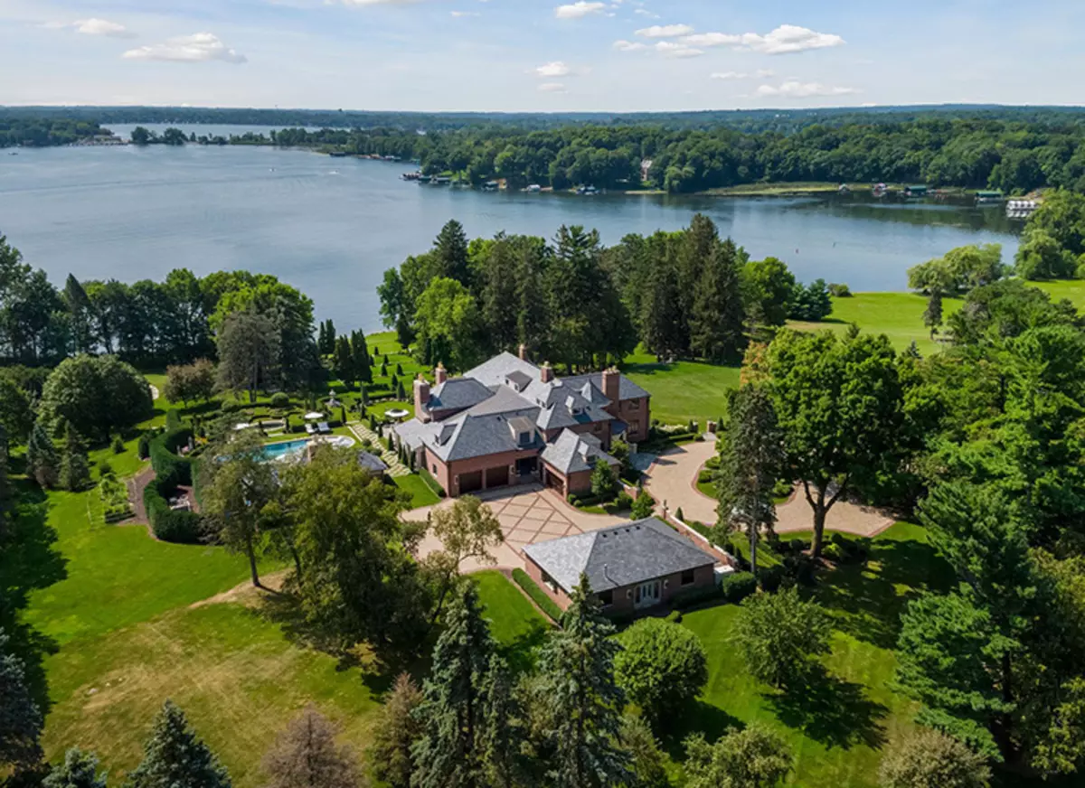 Do not live beautifully: Catherine Zeta-Jones and Michael Douglas spent a tour of her mansion 41487_3