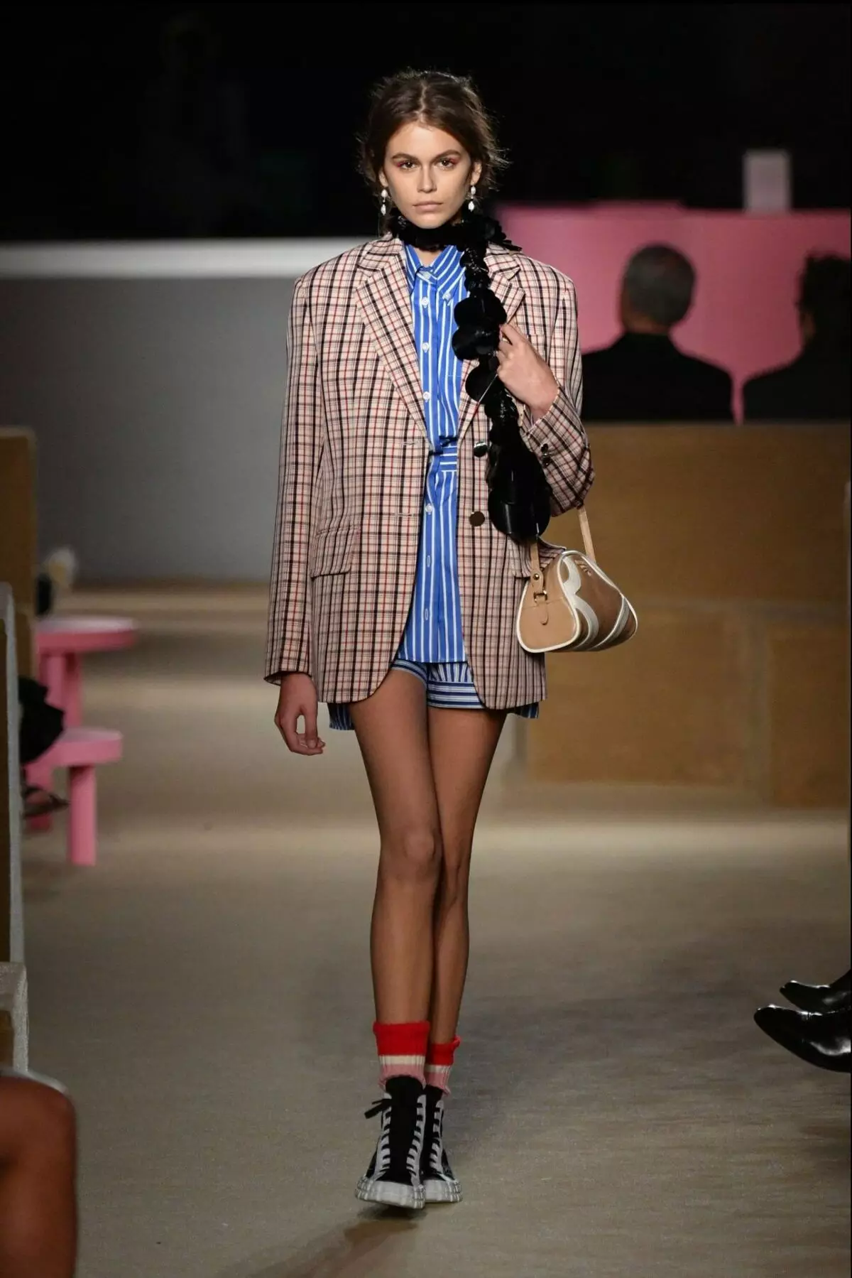 Mind Tourman, Jiji Hadid, Lucy Boyton kaj aliaj steloj pri Prada Resort 2020-modspektaklo 42230_10