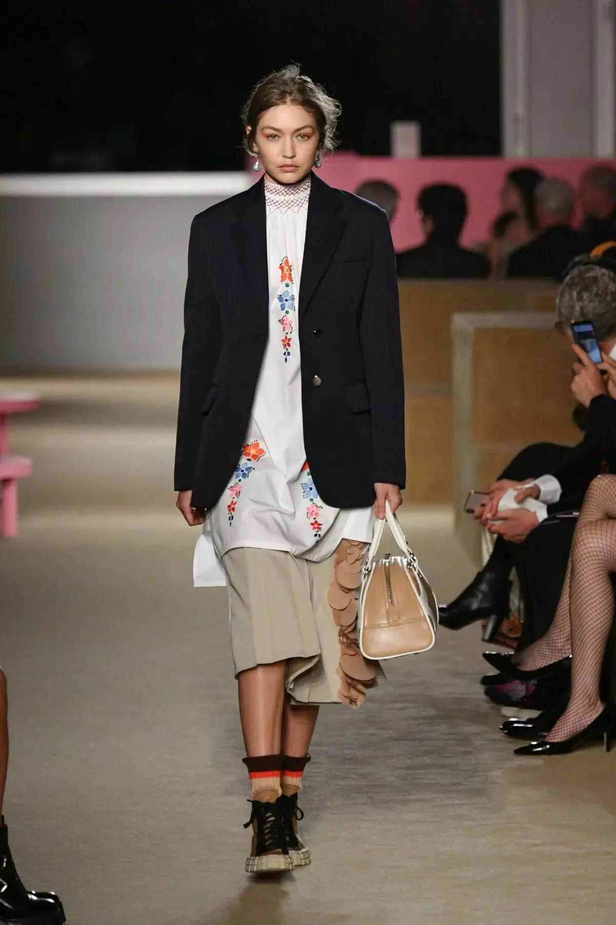 Mente Tourman, Jiji Hadid, Lucy Boyton e outras estrelas no Prada Resort 2020 Moda Show 42230_9