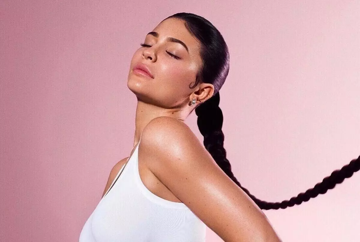 Gagal iki: Kylie Jenner ora masuk akal kanggo panggunaan Photoshop