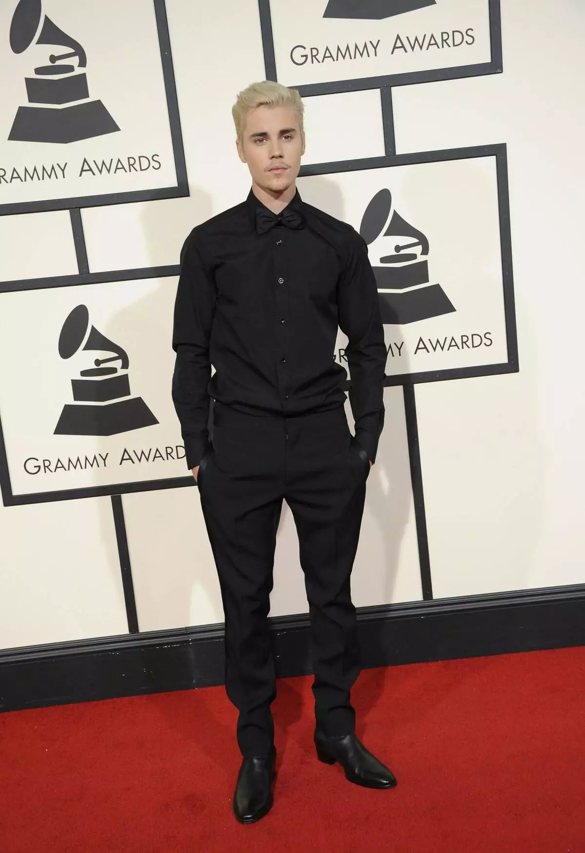 Playing the victim: Justin Bieber accused Taylor Swift in that she manipulates fans 44865_3
