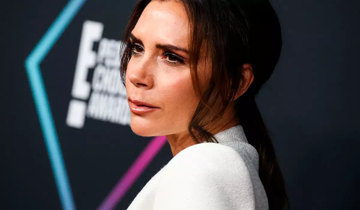 UVictoria Beckham wabelane ngezithombe zomuntu siqu no-Eva Longoria ukuhlonipha iminyaka engama-46