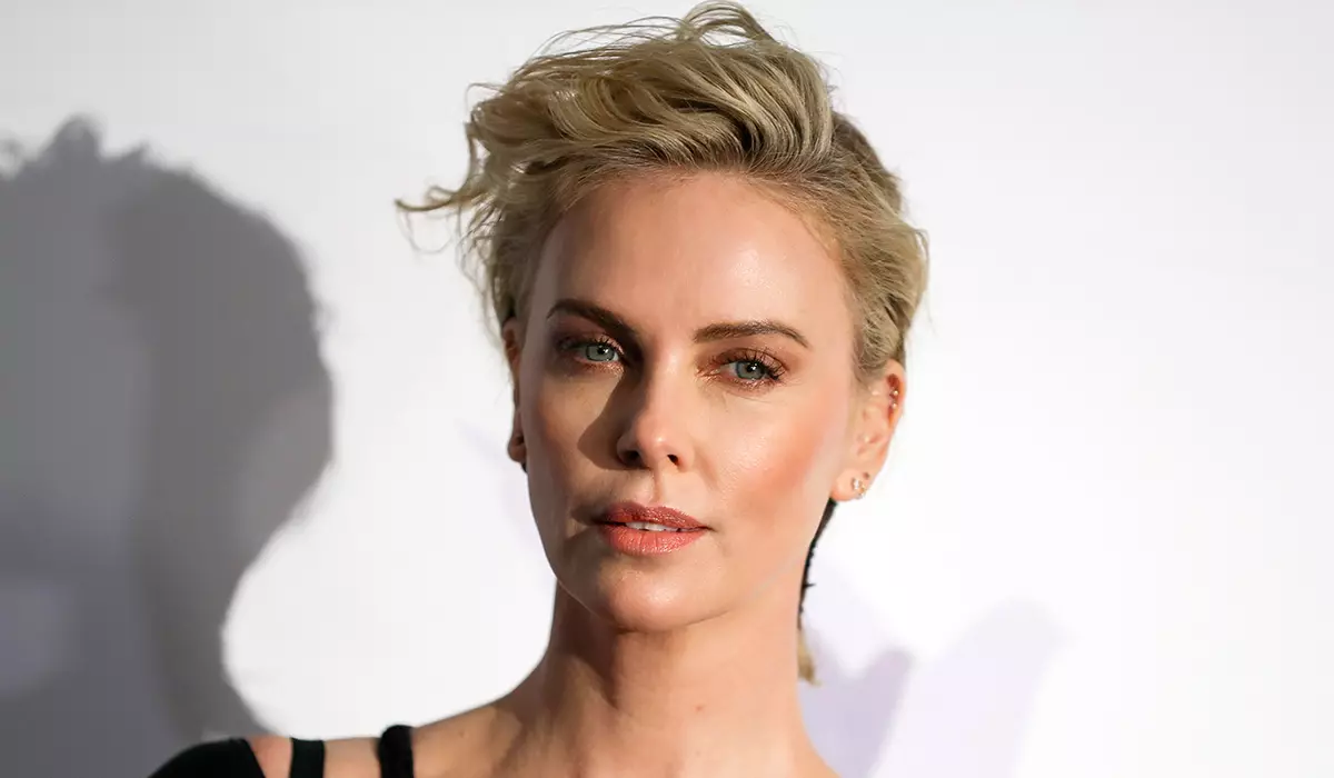 Foto: Charlize Theron for første gang i et halvt år fanget med transgender datter