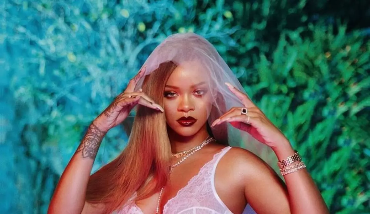 Rihanna tried out the image of the bride in the underwear advertising