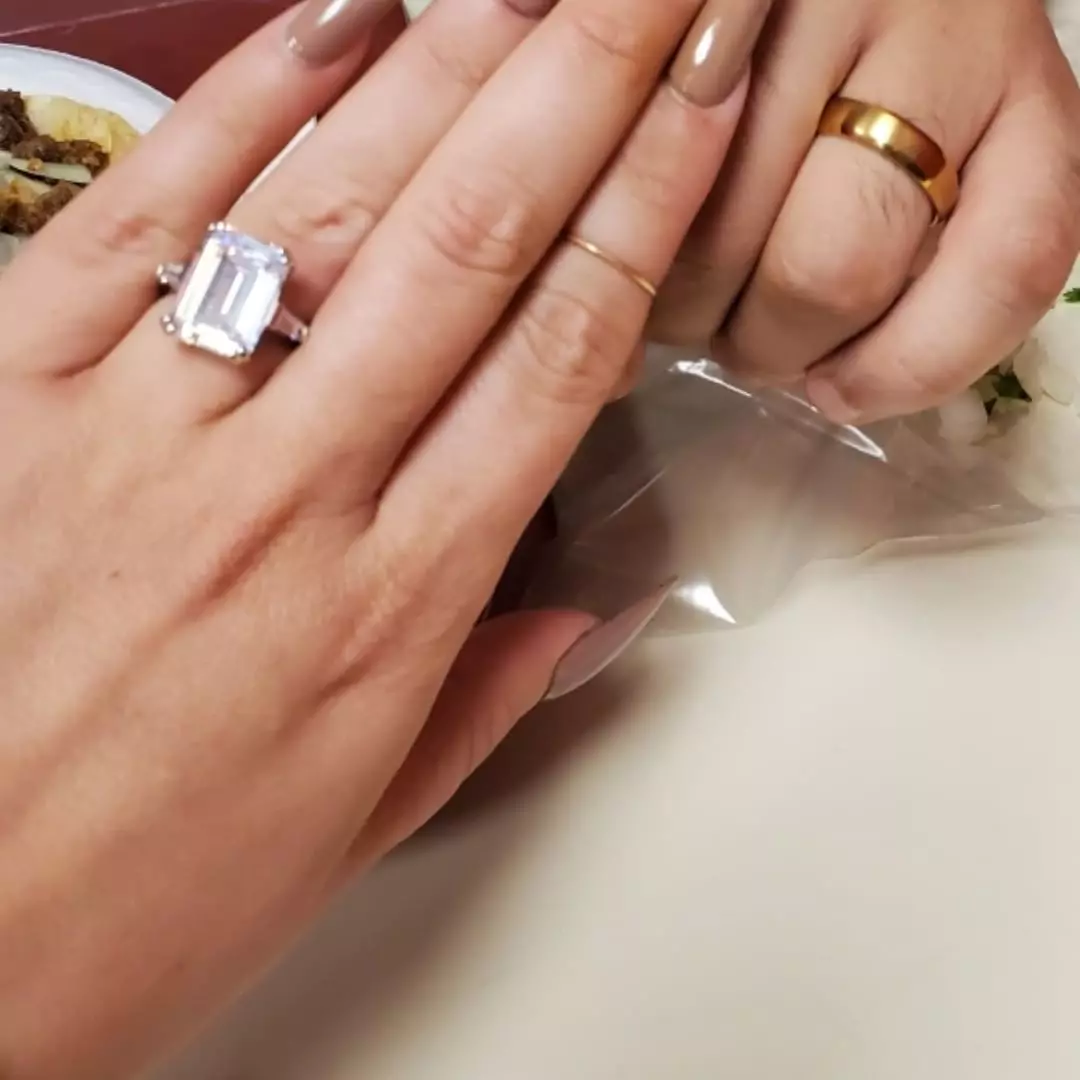 Amanda Bainsは「すべての人生の愛」を着ていて、指輪を示した 45381_1