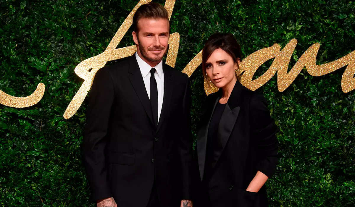 UVictoria Beckham wabelana ngobomvamisa izithombe zomshado noDavide