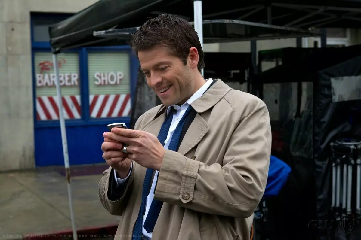 Lub hnub qub "supernatural" Misha collins tshuav tus xov tooj rau ib tus neeg uas xav tau lwj