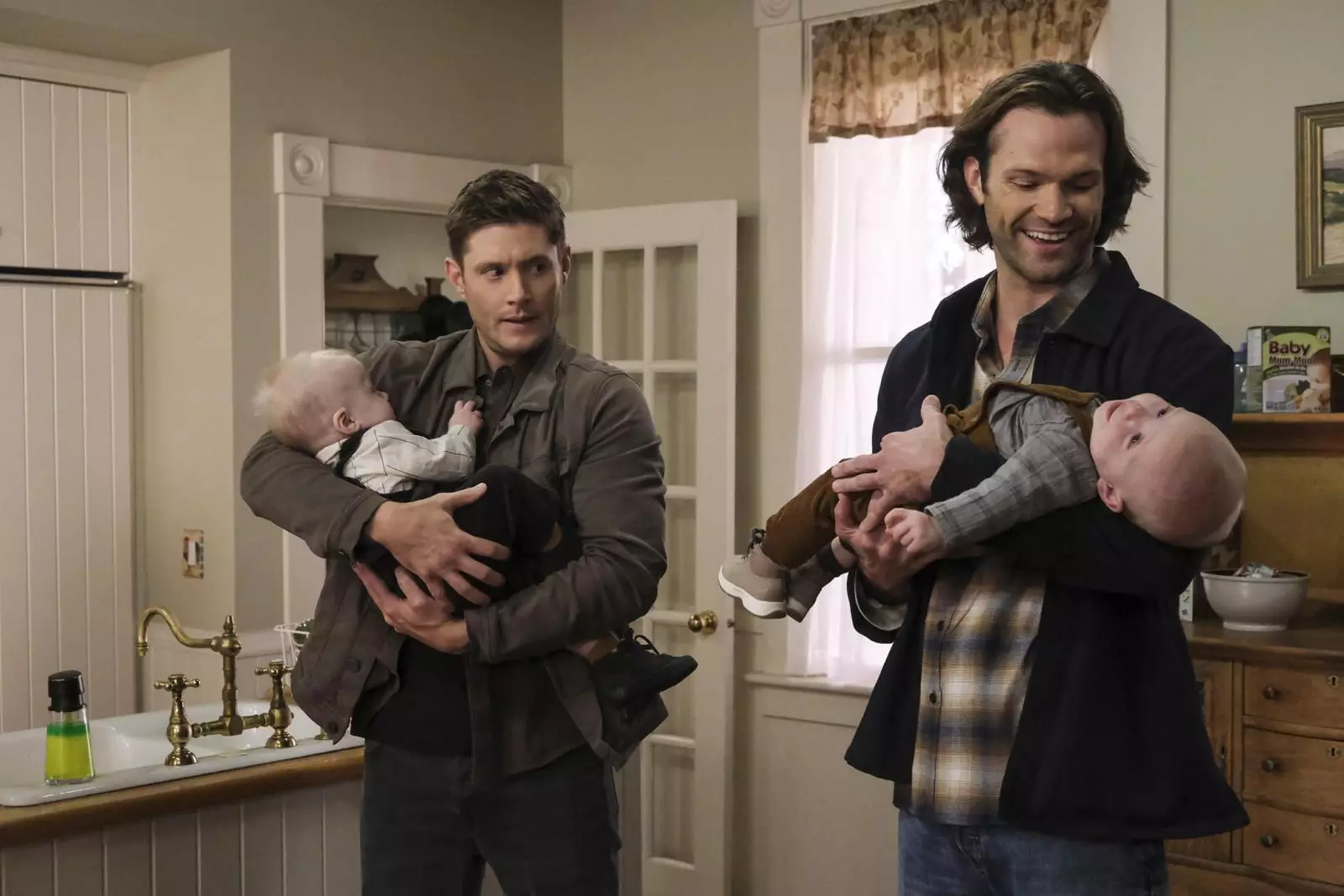 Demasiado lindo: Dean y Sam Winchester en la imagen de las niñeras en nuevos marcos 