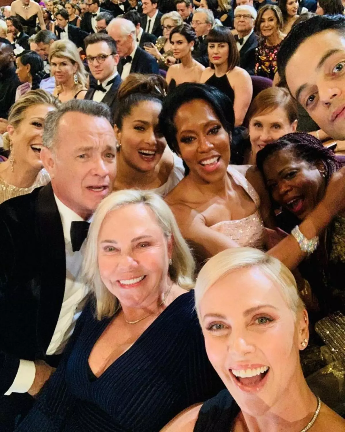 Charlize Theron Shared Star Selfie með Salma Hayek, Tom Hanks og aðrir 45705_1