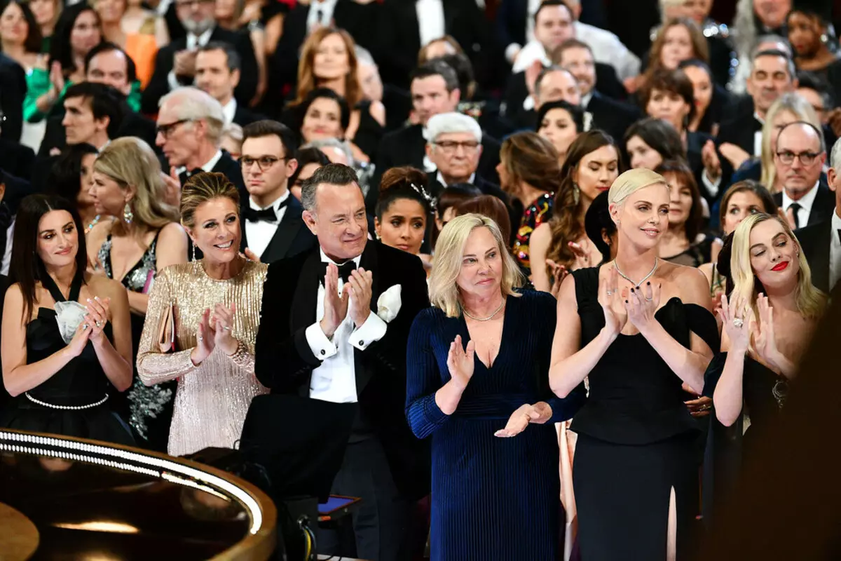 Charlize Theron megosztott csillag selfie Salma Hayek, Tom Hanks és mások 45705_4