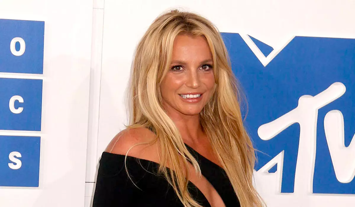 D'Fan sot iwwer eng Versammlung mat der Britney Spears an engem normale Iesszëmmer