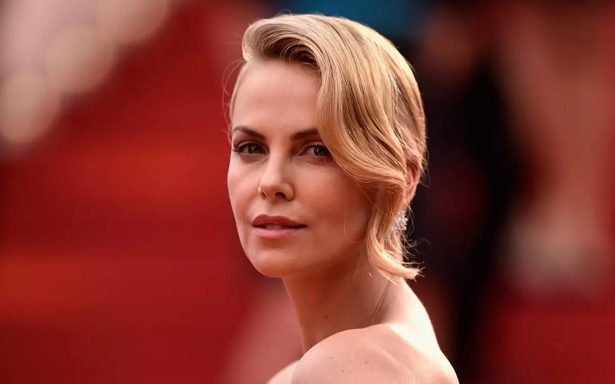 Lipetlele maoto a theole: Charlize Theron e boletse hore na hobaneng ho le thata ho kopana le eena