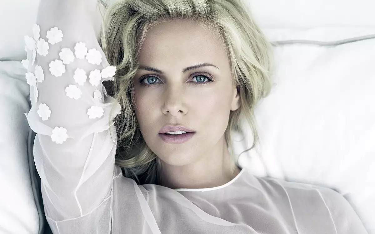 Dywedodd Charlize TheRon am sut i fod yn fam sengl