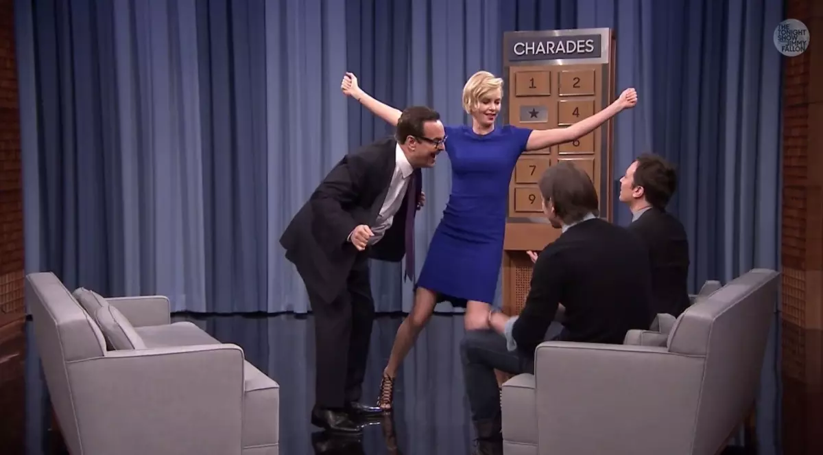 Charlize Theron และ Josh Harnette ในการแสดง Jimmy Fallon