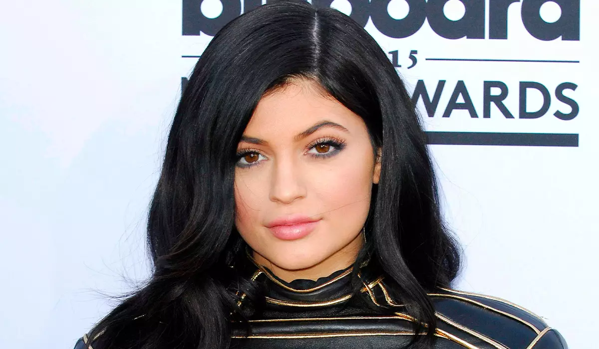 Ku ishusho kylie Jenner yabonye Photophop "iteje akaga"