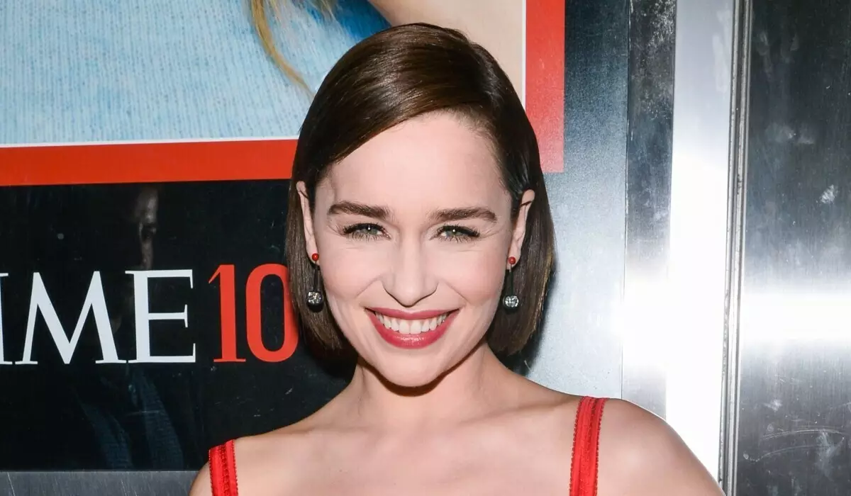 Emilia Clark begjint de oarloch mei de FBI yn 'e boppesteande fermoedens trailer