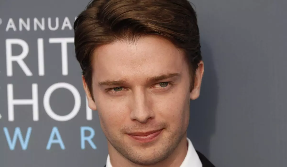 Patrick Schwarzenegger أول التقاط بأول مرة مع الابن الخارجي ل Arnold