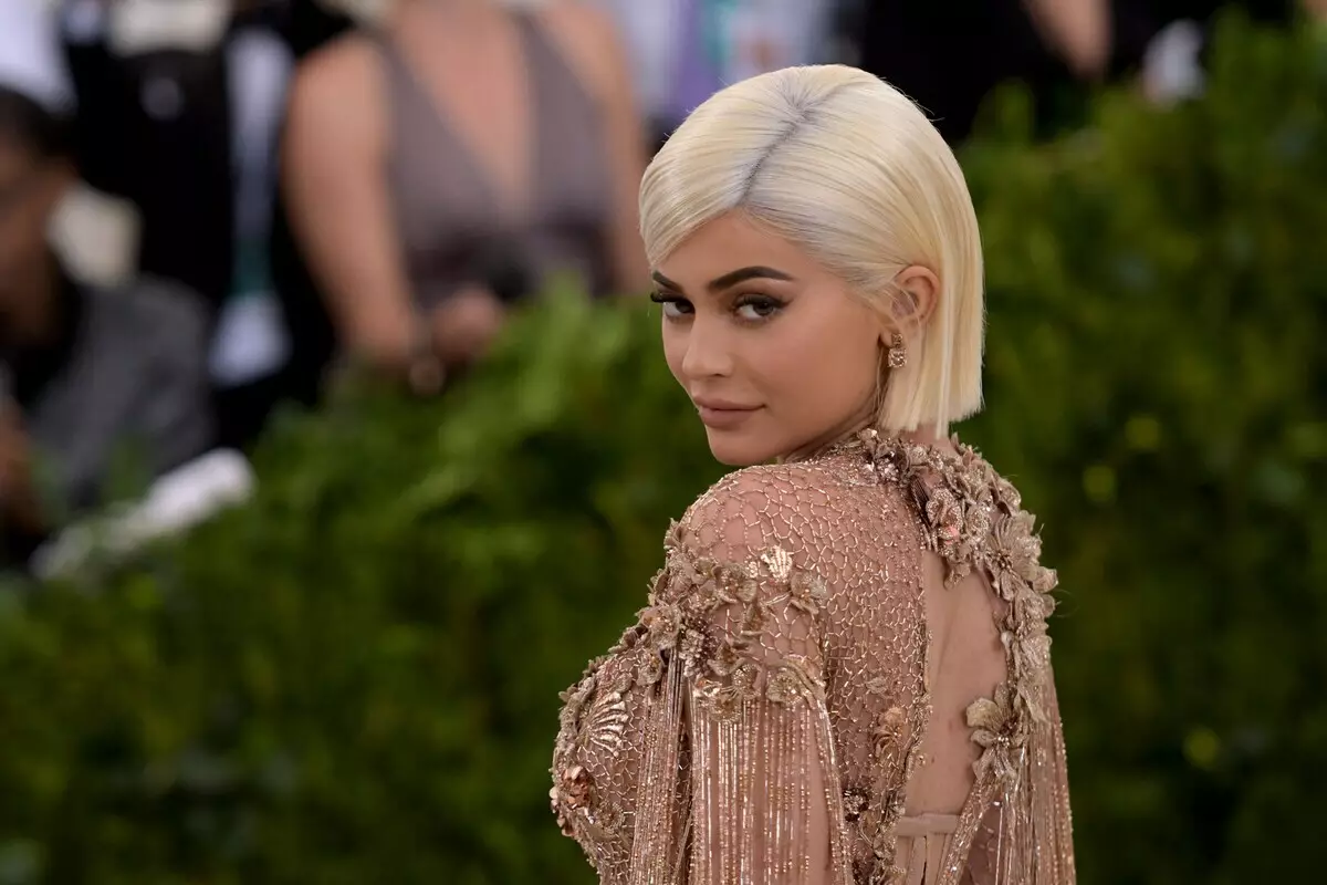 "Makeup don Phápa": Thaifead Kylie Jenner físeán le máthair-mháthair Keitlin