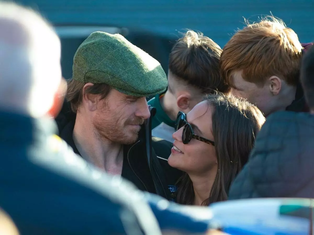 Seldsume útfier: Michael Fassbender en Alicia Victander besocht Louis Vuitton's partij op Fashion Week 47485_1