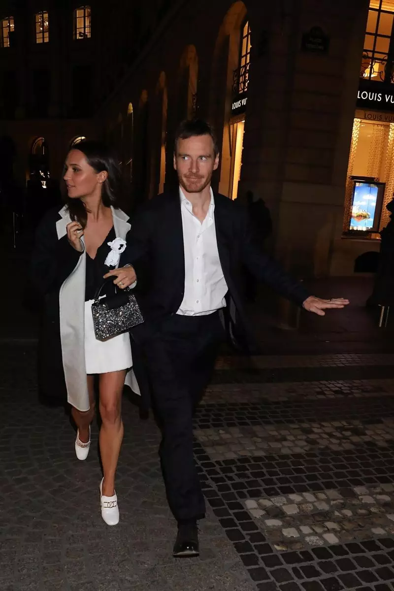 Retu izeja: Michael Fassbender un Alicia Victaner apmeklēja Louis Vuitton partiju modes nedēļā 47485_2