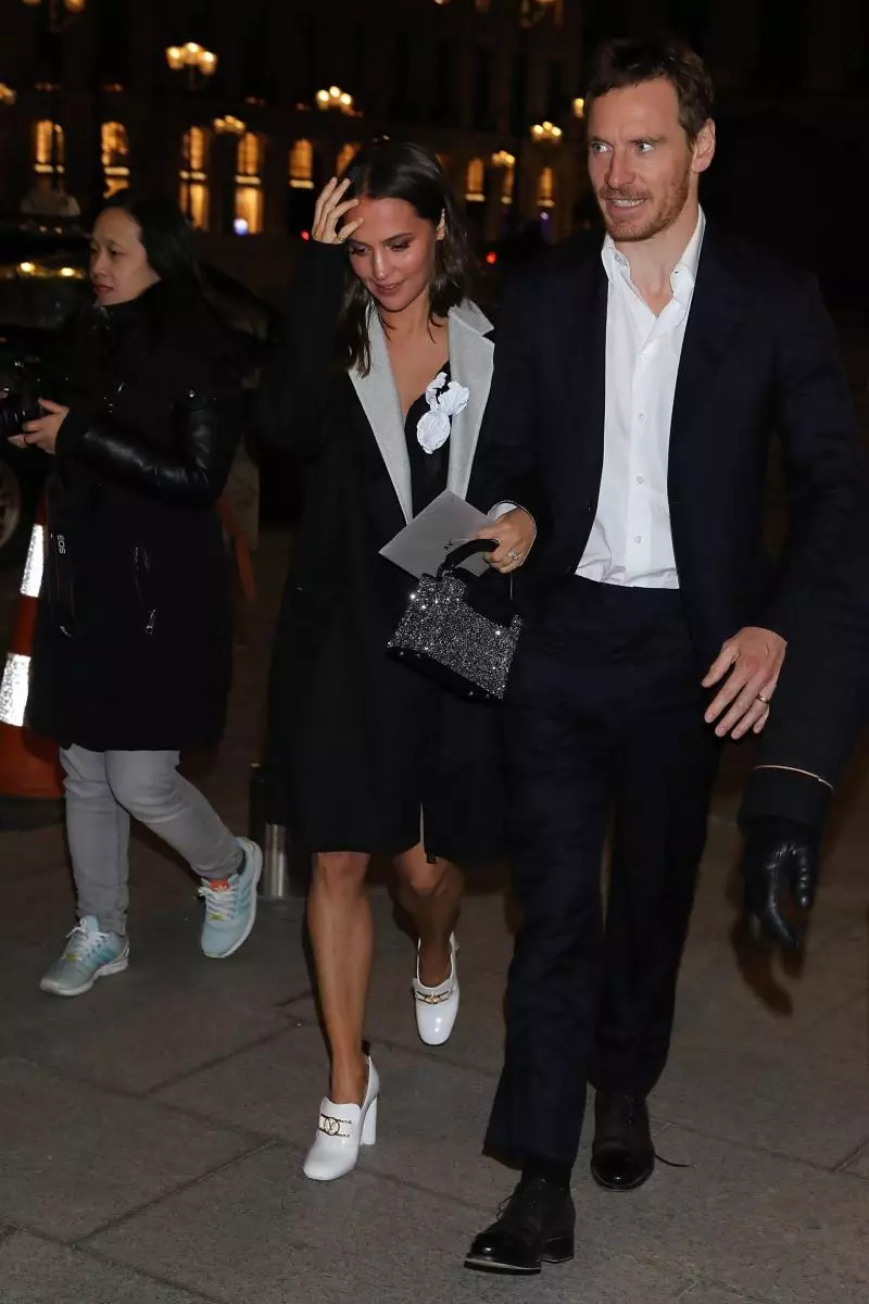 Output langka: Michael Fassbender dan Alicia Vicander mengunjungi Partai Louis Vuitton di Fashion Week 47485_4