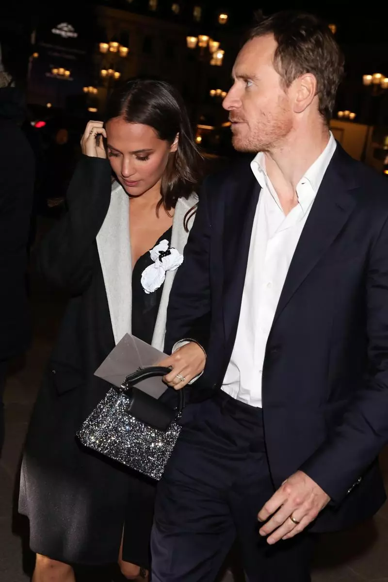 Retu izeja: Michael Fassbender un Alicia Victaner apmeklēja Louis Vuitton partiju modes nedēļā 47485_5