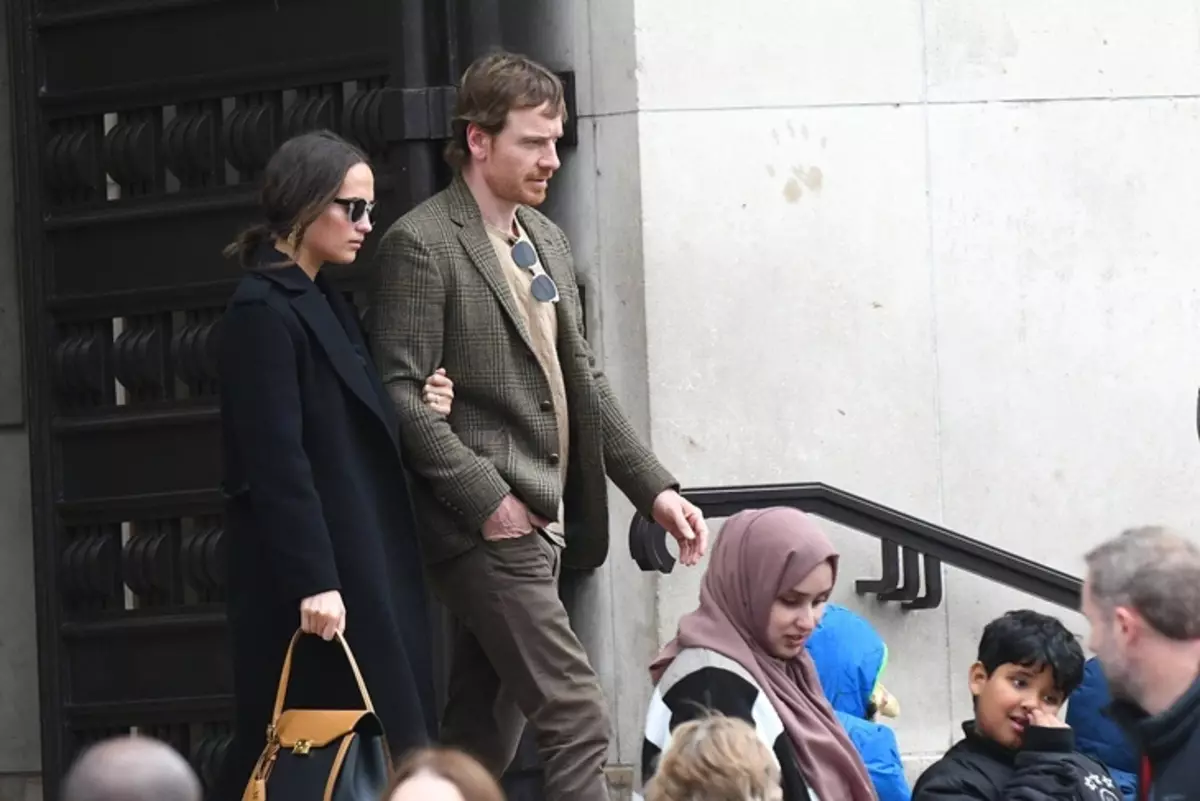 Saída rara: Alicia Vicander e Michael Fassbender passeando em Paris