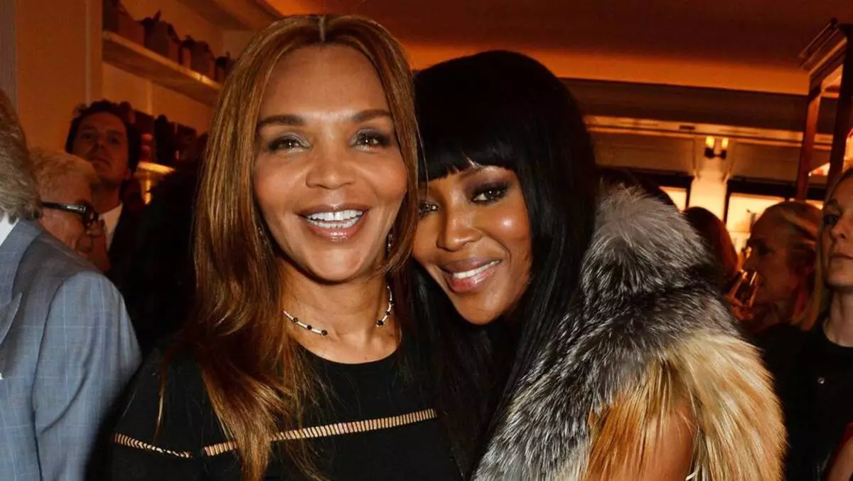 Sahala amin'ny rahavavy: naomi Campbell dia mametraka amin'ny burberry dokambarotra miaraka amin'ny reniny 67 taona