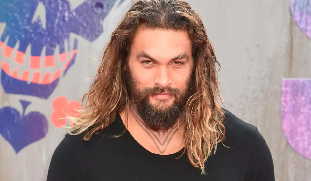 Madly kov: Jason Momoa txaus siab rau tus neeg kiv cua me me, tus neeg mob qog noj ntshav