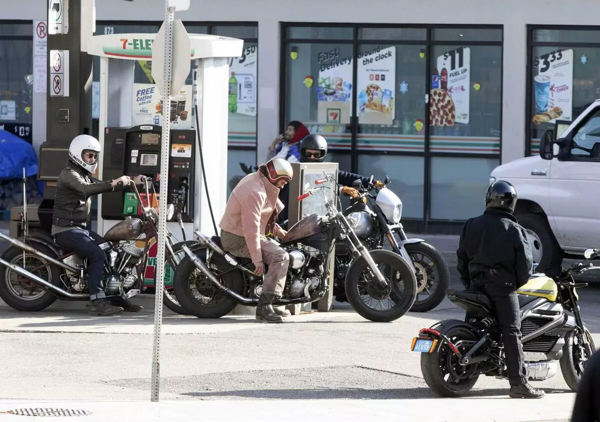 Glamour Chaqueta e lentes: Jason Momoa capturado con amigos ciclistas en Canadá 47839_2