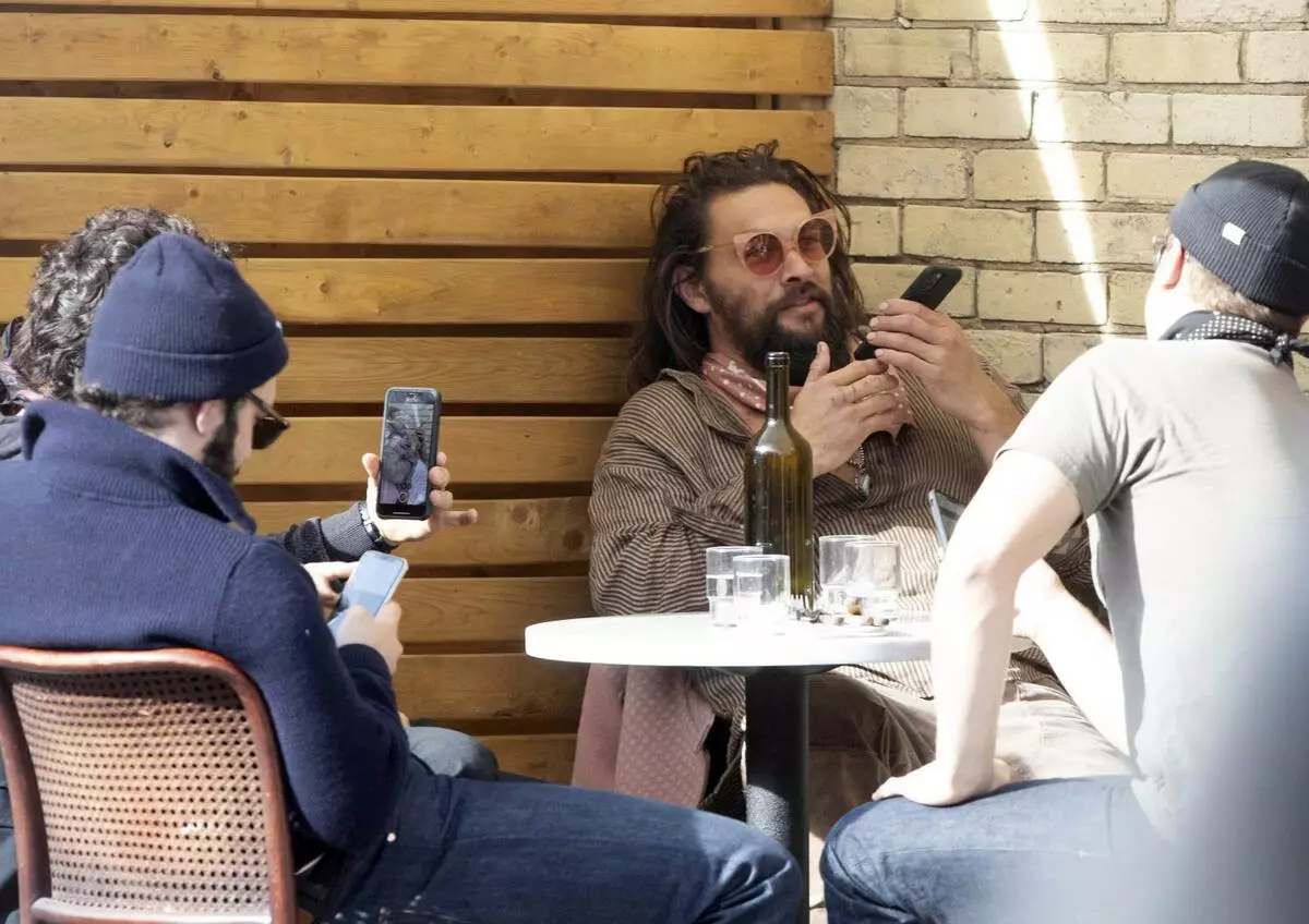 Veste et lunettes glamour: Jason Momoa capturé avec des amis des motards au Canada 47839_3