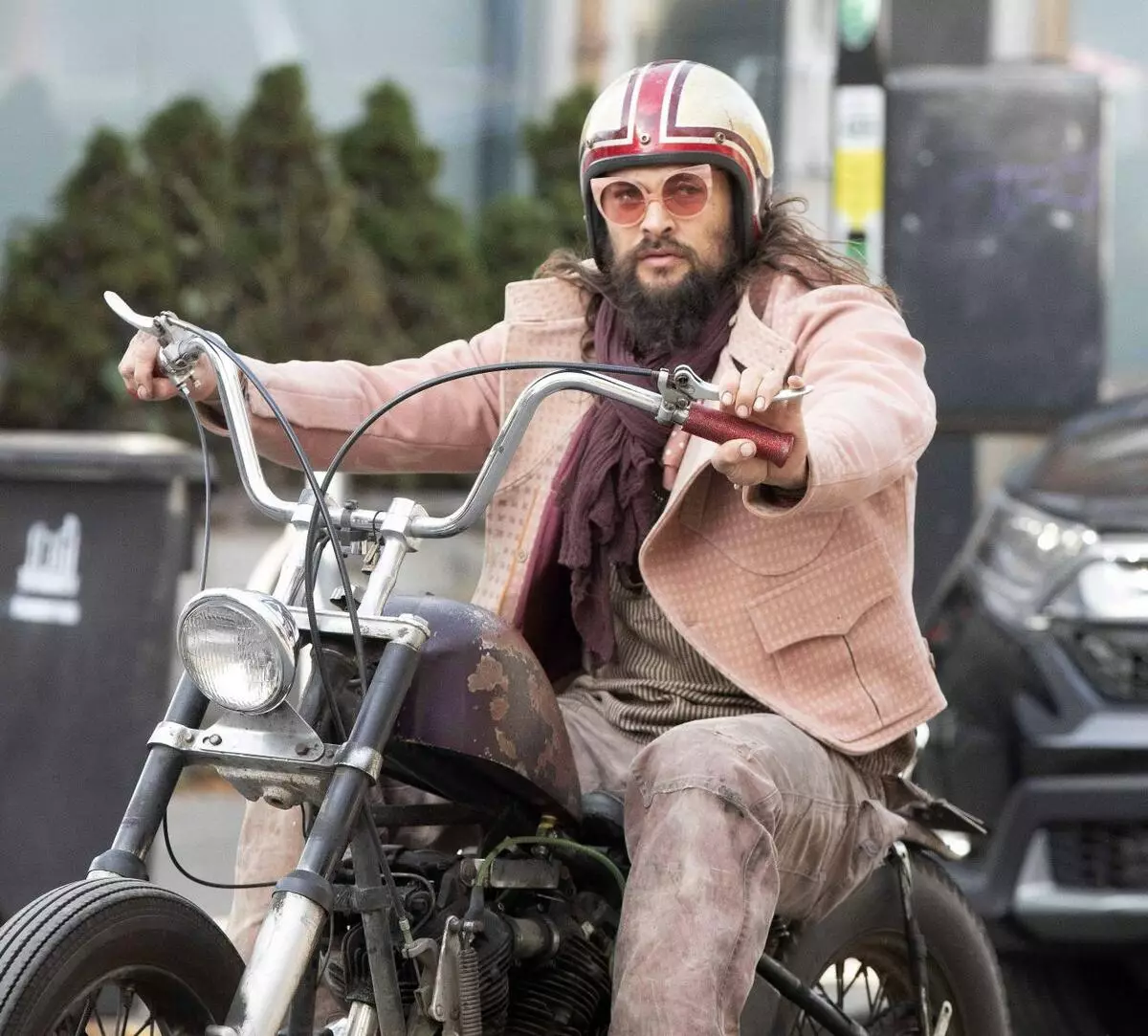 Glamour jakke og briller: Jason Momoa fanget med venner bikers i Canada 47839_4