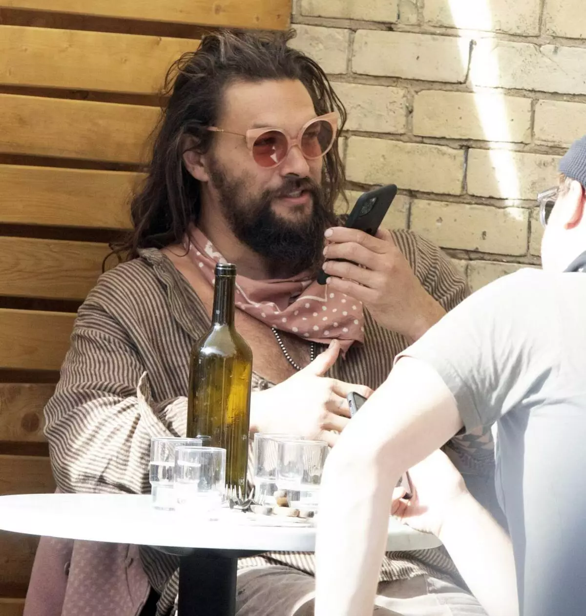 Glamour jakka og gleraugu: Jason Momoa tekin með vinum mótorhjólamenn í Kanada 47839_5