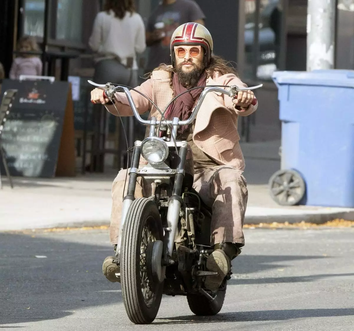 Glamour Jackett a Brëller: Jason Momoa gefaange mat Frënn Biker a Kanada 47839_6