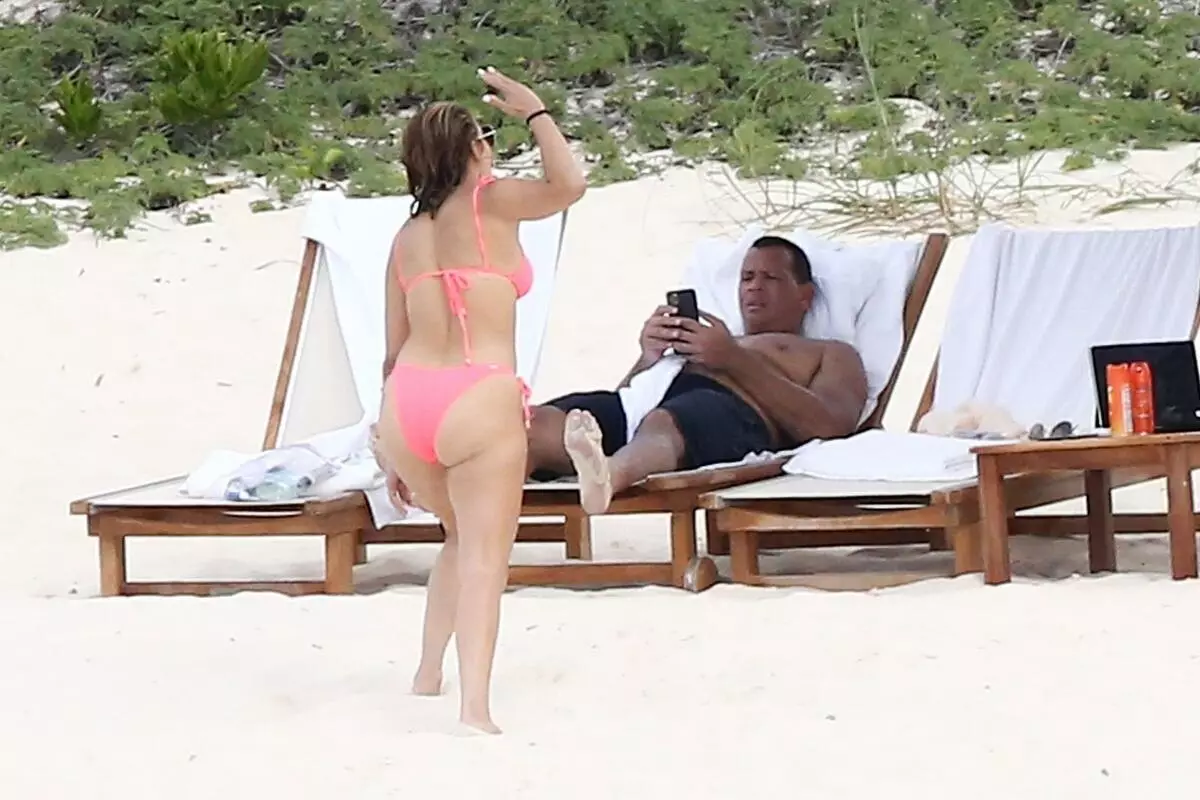 Photo: Jennifer Lopez et Alex Rodriguez se reposent sur la plage 47986_4