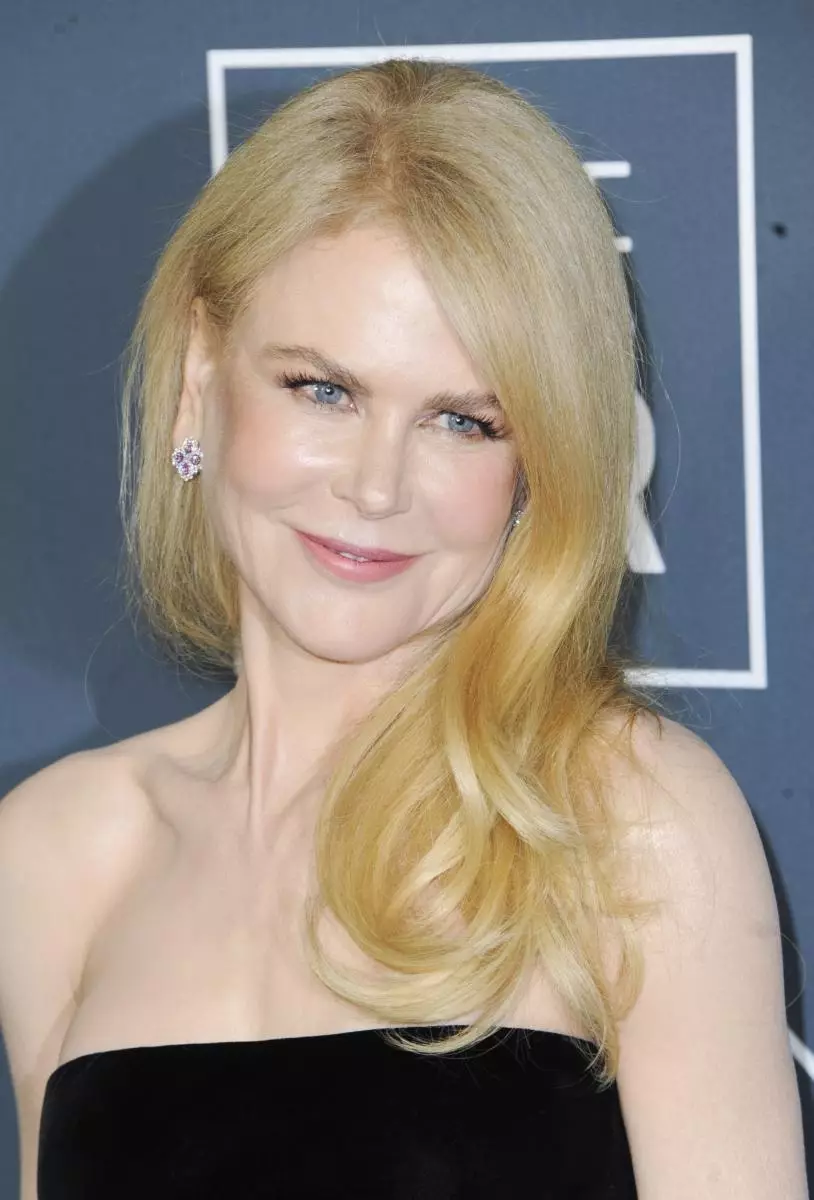 Kushangaza: Nicole Kidman mwenye umri wa miaka 52 alionyesha takwimu iliyoimarishwa kwenye pwani 48029_1