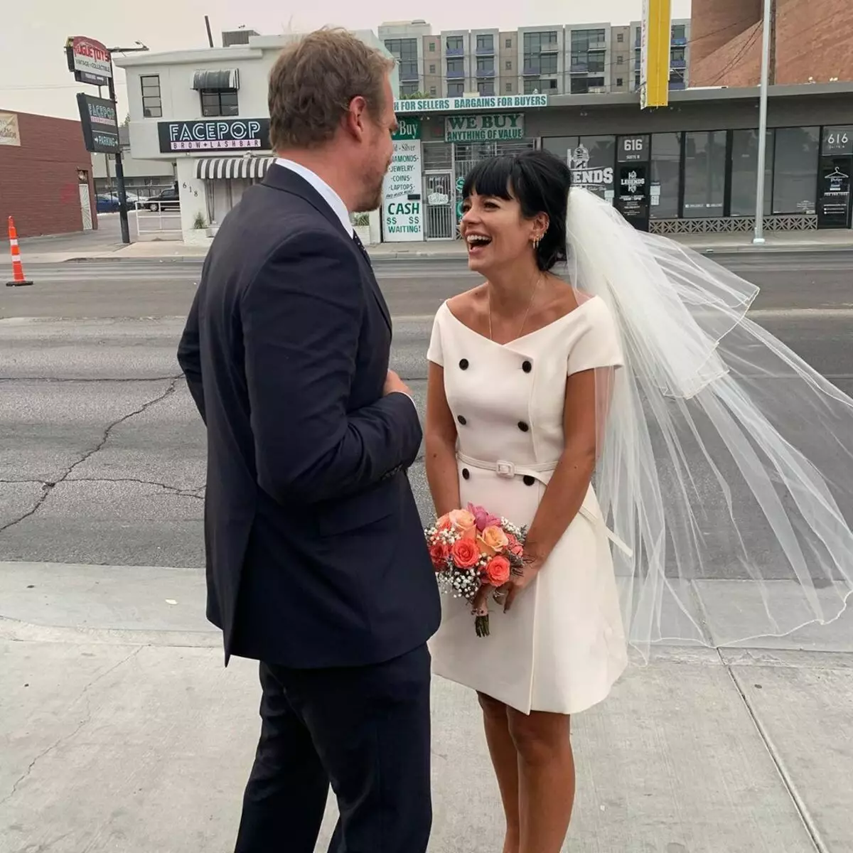 David Harbour lan Lily Allen nikah ing Las Vegas lan nuduhake foto 49033_2