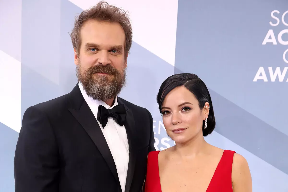 Media: David Harbour ak Lily Allen yo pral marye