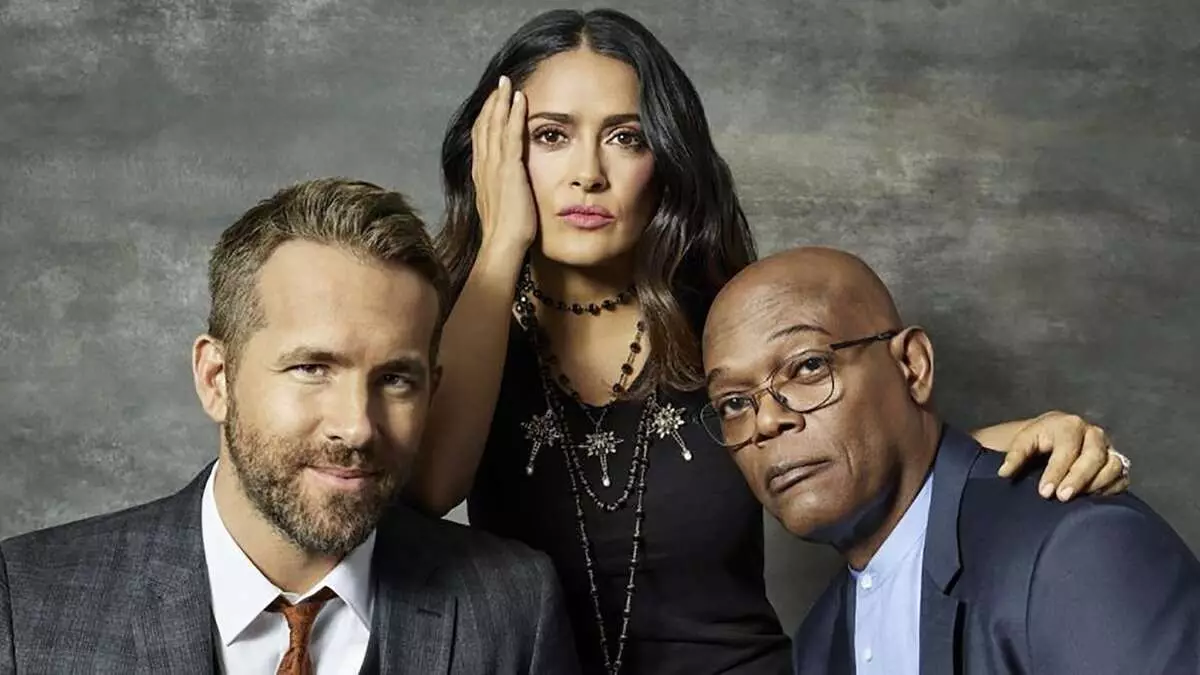 Pirmā piekabe no komēdijas militārā "miesassargs no slepkavas sievas" ar Salma Hayek un Ryan Reynolds