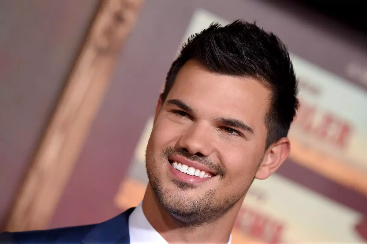 Star "Twilight" Taylor Lautner vend des vêtements pour la charité