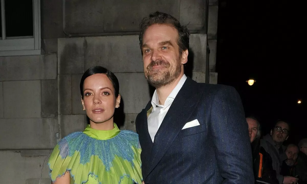 Bródúil as David Harbour conas a rinne Lily Allen comhghairdeas leis leis an 45ú comóradh