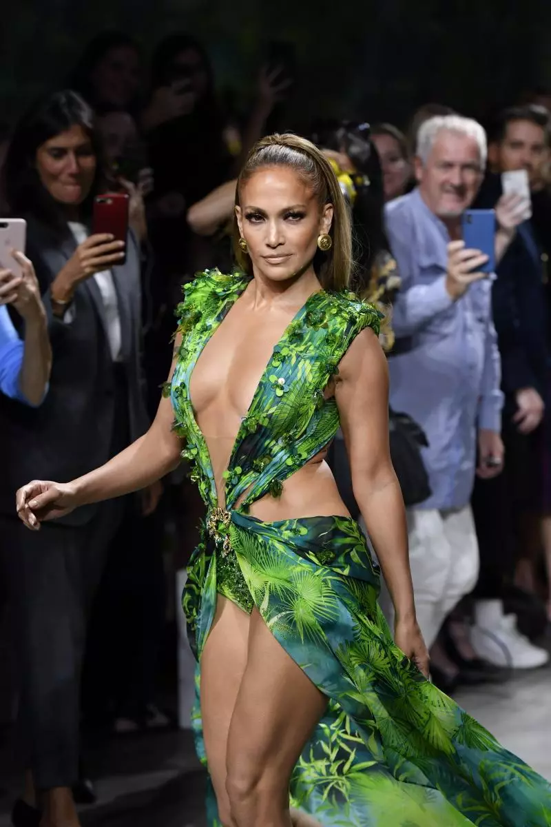 Setelah 19 tahun, Jennifer Lopez mengulangi citra legendaris di Versace Show 50000_1