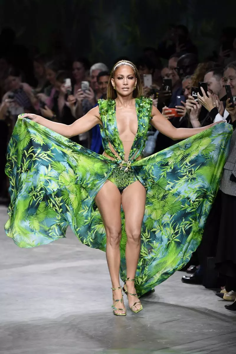 După 19 ani, Jennifer Lopez a repetat imaginea legendară la spectacolul Versace 50000_2
