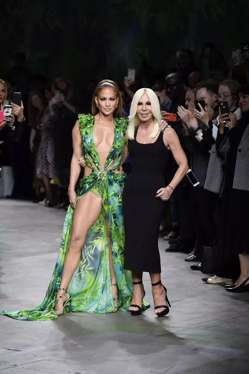 Après 19 ans, Jennifer Lopez a répété l'image légendaire à la Versace Show 50000_3