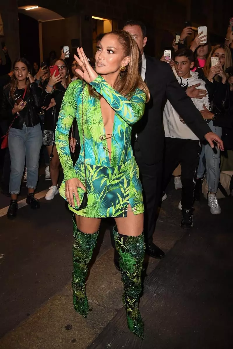 Pas 19 vjetësh, Jennifer Lopez përsëriti imazhin legjendar në shfaqjen Versace 50000_4