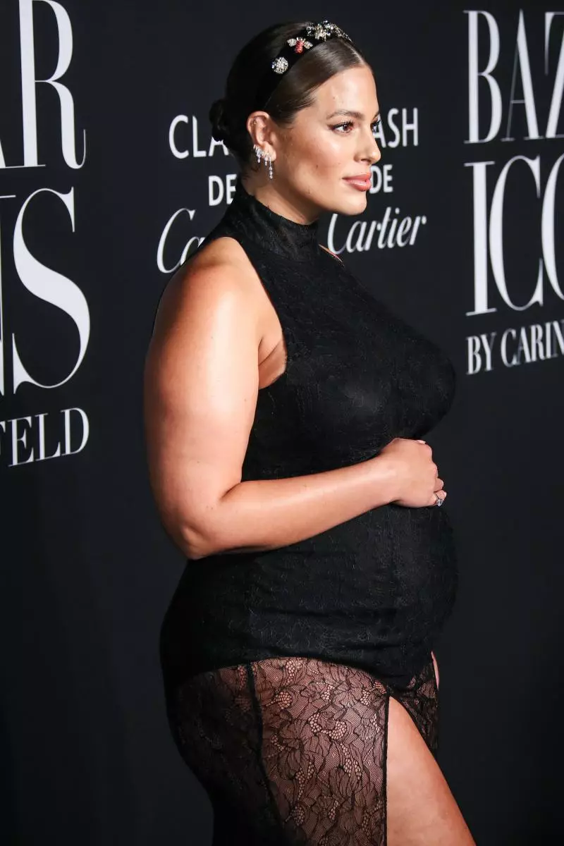 Work in the first place: Pregnant Ashley Graham went to the podium at the Tommy Hilfiger 50003_4