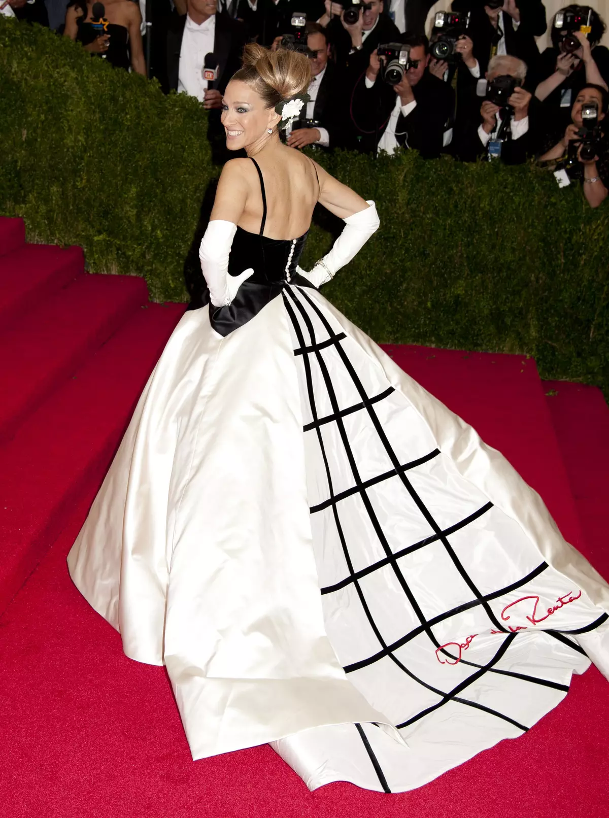 Met gala the best. Met Gala 2014. Met Gala худшие Наряды. Платья Оскар де ла рента черное со шлейфом. Оскар де ла рента платья со шлейфом.