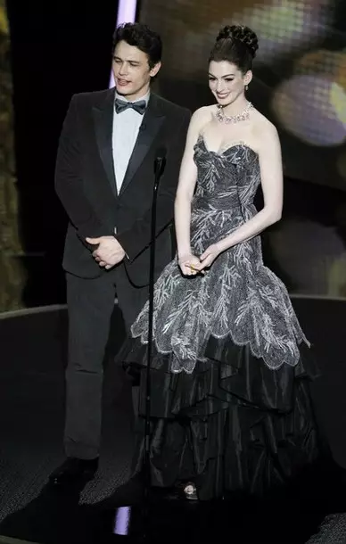 Эн Хэтэуэй і яе ўборы на цырымоніі Оскар 2011 50389_1