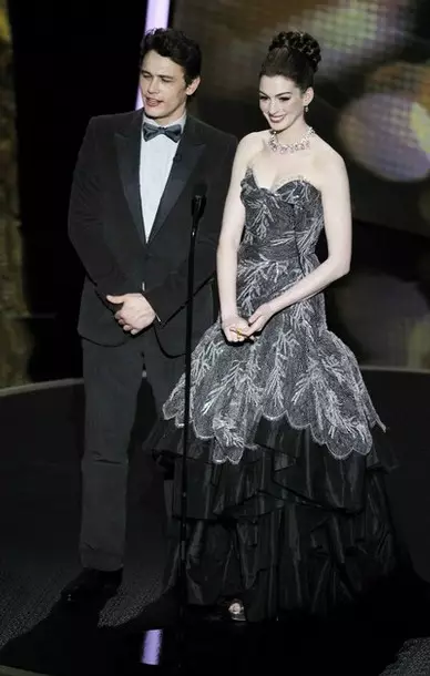 U-Ann Hathaway kanye nezingubo zakhe emcimbini ka-Oscar 2011 50389_1